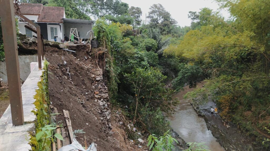 Sempadan Sungai Amprong di Perumahan Griya Sulfat, Bunulrejo, Kota Malang, yang longsor hingga menewaskan 1 orang penghuninya pada 18 Januari 2021. (Foto: Azmy/Tugu Jatim)