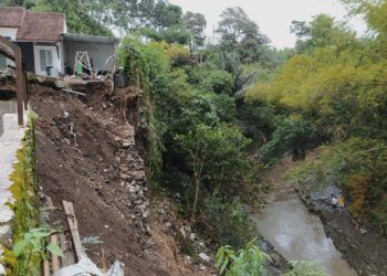 Sempadan Sungai Amprong di Perumahan Griya Sulfat, Bunulrejo, Kota Malang, yang longsor hingga menewaskan 1 orang penghuninya pada 18 Januari 2021. (Foto: Azmy/Tugu Jatim)