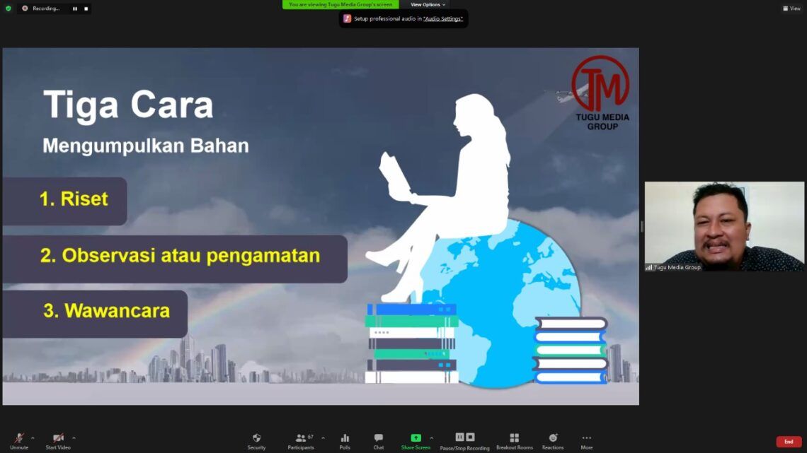CEO Tugu Media Group: Jurnalisme sebagai Fakta di Tengah Banjir Informasi Hoax 1 CEO Tugu Media Group Irham Thoriq mengisi materi mengenai "Pengenalan Jurnalistik, Teknik Dasar Wawancara, dan Menggali Data di Lapangan" pada Senin (22/02/2021). (Foto: Tugu Media Group/Tugu Jatim)