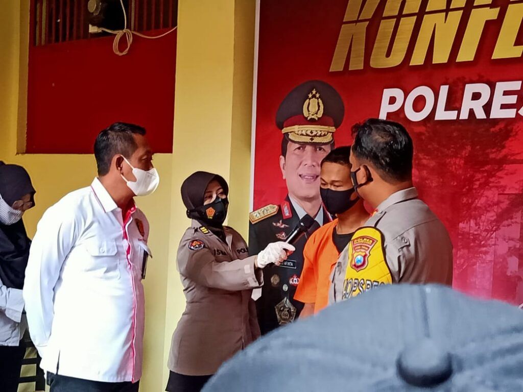 Pelaku yang merampas telepon genggam milik korban yang masih berusia 11 tahun. (Foto: Mila Arinda/Tugu Jatim)