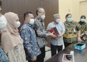 Akademisi dari Institut Teknologi Sepuluh Nopember (ITS) Surabaya Prof Drs Ec Ir Riyanarto Sarno MSc PhD (empat dari kiri), pembuat teknologi screening bernama i-nose c-19, menyerahkan alat deteksi Covid-19 kepada mantan Menteri Pendidikan Nasional periode 2009-2014 Prof Dr Ir KH Mohammad Nuh DEA . (Foto: Rangga Aji/Tugu Jatim)