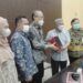 Penyerahan Alat Screening Covid-19 "i-nose c-19" pada RSI Jemursari Surabaya 8 Akademisi dari Institut Teknologi Sepuluh Nopember (ITS) Surabaya Prof Drs Ec Ir Riyanarto Sarno MSc PhD (empat dari kiri), pembuat teknologi screening bernama i-nose c-19, menyerahkan alat deteksi Covid-19 kepada mantan Menteri Pendidikan Nasional periode 2009-2014 Prof Dr Ir KH Mohammad Nuh DEA . (Foto: Rangga Aji/Tugu Jatim)