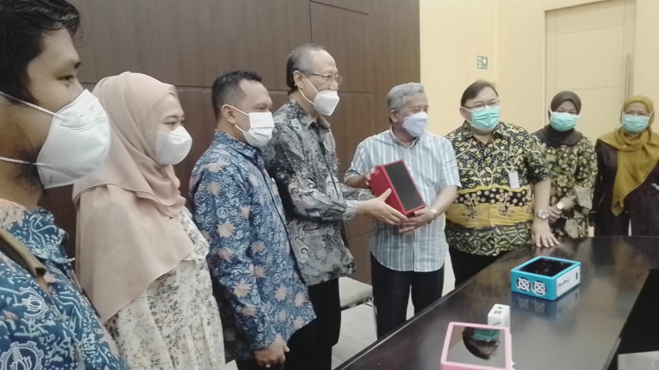 Akademisi dari Institut Teknologi Sepuluh Nopember (ITS) Surabaya Prof Drs Ec Ir Riyanarto Sarno MSc PhD (empat dari kiri), pembuat teknologi screening bernama i-nose c-19, menyerahkan alat deteksi Covid-19 kepada mantan Menteri Pendidikan Nasional periode 2009-2014 Prof Dr Ir KH Mohammad Nuh DEA . (Foto: Rangga Aji/Tugu Jatim)