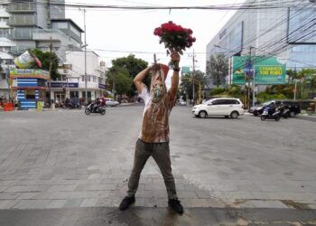 Performance art dadakan bagian pertama dari Malang Performance Art Community di Jalan Basuki Rahmat, Kayutangan, Kota Malang, Senin (22/02/2021). (Foto: Azmy/Tugu Jatim)