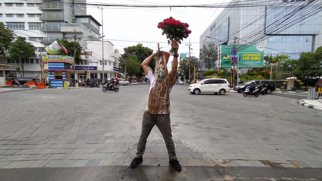 Performance art dadakan bagian pertama dari Malang Performance Art Community di Jalan Basuki Rahmat, Kayutangan, Kota Malang, Senin (22/02/2021). (Foto: Azmy/Tugu Jatim)