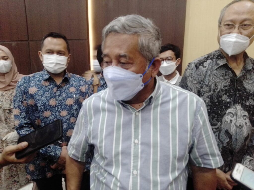 Mantan Menteri Pendidikan Prof Dr Ir KH Mohammad Nuh DEA saat sesi wawancara terkait alat deteksi Covid-19 "i-nose c-19" di Rumah Sakit Islam (RSI) Jemursari Surabaya, bersama Guru Besar ITS Surabaya selaku pembuat alat screening Prof Drs Ec Ir Riyanarto Sarno MSc PhD, Senin (22/02/2021). (Foto: Rangga Aji/Tugu Jatim)