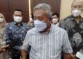 Mantan Menteri Pendidikan Prof Dr Ir KH Mohammad Nuh DEA saat sesi wawancara terkait alat deteksi Covid-19 "i-nose c-19" di Rumah Sakit Islam (RSI) Jemursari Surabaya, bersama Guru Besar ITS Surabaya selaku pembuat alat screening Prof Drs Ec Ir Riyanarto Sarno MSc PhD, Senin (22/02/2021). (Foto: Rangga Aji/Tugu Jatim)