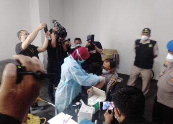 Wakapolrestabes Surabaya AKBP Hartoyo saat melaksanakan vaksinasi di Mabespolres Surabaya, Selasa (23/02/2021). (Foto: Rangga Aji/Tugu Jatim)