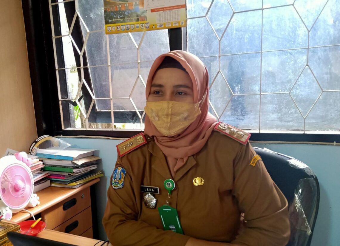 UN Ditiadakan, Siswa Bojonegoro Harus Memenuhi 3 Syarat Ini jika Ingin Lulus...! 1 Kasi SMK Cabang Dinas Pendidikan (Cabdisdik) Wilayah Bojonegoro-Tuban Lena menjelaskan soal pengganti UN yang ditiadakan oleh pemerintah. (Foto: Mila Arinda)
