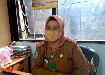 Kasi SMK Cabang Dinas Pendidikan (Cabdisdik) Wilayah Bojonegoro-Tuban Lena menjelaskan soal pengganti UN yang ditiadakan oleh pemerintah. (Foto: Mila Arinda)