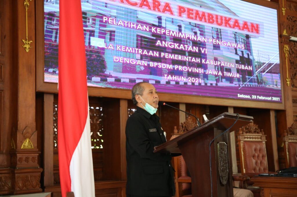 Sekretaris Daerah (Sekda) Kabupaten Tuban Dr Budi Wiyana saat membuka pelatihan untuk meningkatkan kompetensi pejabat eselon 4. (Foto: Humas Pemkab Tuban/Tugu Jatim)