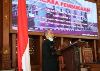 Sekretaris Daerah (Sekda) Kabupaten Tuban Dr Budi Wiyana saat membuka pelatihan untuk meningkatkan kompetensi pejabat eselon 4. (Foto: Humas Pemkab Tuban/Tugu Jatim)