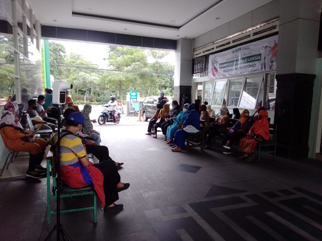 Rumah Sakit Islam (RSI) Ahmad Yani Surabaya sedang melaksanakan vaksinasi untuk lansia Selasa (23/02/2021). (Foto: Rangga Aji/Tugu Jatim)