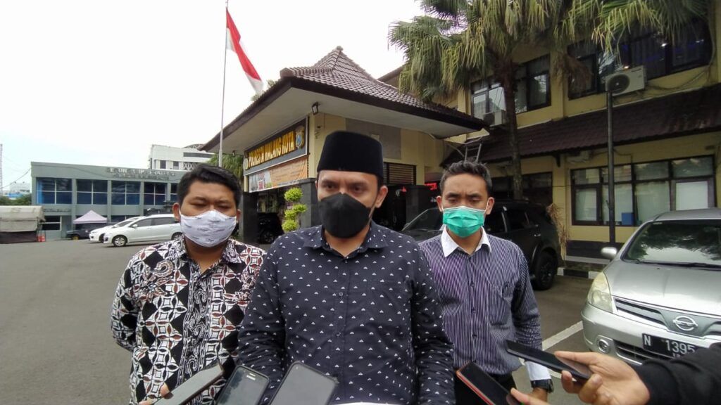 Tim BBHAR DPC PDIP Kota Malang usai melaporkan dugaan kasus penipuan menggunakan akun Facebook yang mengatasnamakan ketua DPC PDIP Kota Malang pada Selasa (23/02/2021). (Foto: Azmy/Tugu Jatim)