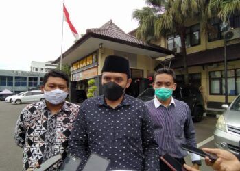 Tim BBHAR DPC PDIP Kota Malang usai melaporkan dugaan kasus penipuan menggunakan akun Facebook yang mengatasnamakan ketua DPC PDIP Kota Malang pada Selasa (23/02/2021). (Foto: Azmy/Tugu Jatim)