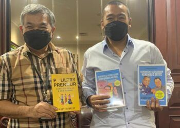 Pakar Komunikasi dan Motivator Nasional Dr Aqua Dwipayana saling bertukar buku dengan Wakil Gubernur Sumatera Barat (Sumbar) terpilih Audy Jonaldy periode 2021-2024. (Foto: Dok/Tugu Jatim)