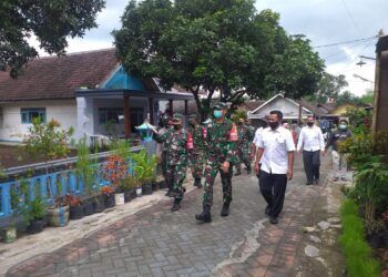 Komandan Korem (Danrem) 083/BDJ Kolonel Inf Irwan Subekti saat mengecek persiapan PPKM mikro di Pasuruan. (Foto: Dok/Tugu Jatim)