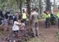 Babinsa Puspo, Pasuruan, patroli protokol kesehatan kepada pengunjung Tempat Wisata Red Flower. (Foto: Dok/Tugu Jatim)