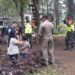 Babinsa Puspo, Pasuruan, patroli protokol kesehatan kepada pengunjung Tempat Wisata Red Flower. (Foto: Dok/Tugu Jatim)