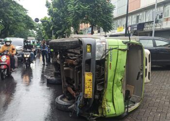 Truk terguling di Jalan Ir Soekarno, Kelurahan Semolowaru, Kecamatan Sukolilo, Kota Surabaya, Kamis (25/02/2021). (Foto: Rangga Aji/Tugu Jatim)