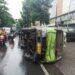Karena Jalanan Licin, Truk Terguling hingga Menutupi Badan Jalan Sukolilo Surabaya 9 Truk terguling di Jalan Ir Soekarno, Kelurahan Semolowaru, Kecamatan Sukolilo, Kota Surabaya, Kamis (25/02/2021). (Foto: Rangga Aji/Tugu Jatim)