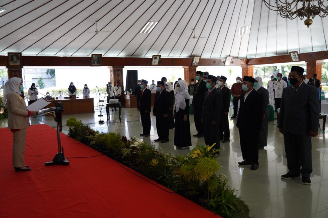 Bupati Bojonegoro Anna Muawanah Mengukuhkan 16 Pengurus Dewan Pendidikan 5 Bupati Bojonegoro Anna Muawanah mengukuhkan 16 Pengurus Dewan Pendidikan periode 2021-2025. (Foto: Mila Arinda/Tugu Jatim)