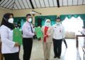 Bupati Bojonegoro Anna Muawanah menyerahkan Surat Keputusan (SK) Bupati mengenai Pengangkatan Pegawai Pemerintah Perjanjian Kerja (PPPK) kepada perwakilan formasi keahlian. (Foto: Mila Arinda/Tugu Jatim)