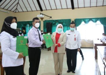 Bupati Bojonegoro Anna Muawanah menyerahkan Surat Keputusan (SK) Bupati mengenai Pengangkatan Pegawai Pemerintah Perjanjian Kerja (PPPK) kepada perwakilan formasi keahlian. (Foto: Mila Arinda/Tugu Jatim)