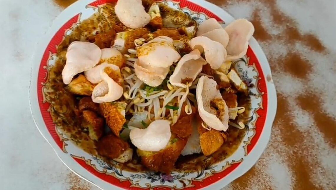 Menggoyang lidah ketika Tahu Lontong Lonceng disajikan. (Foto: Feni Yusnia/Tugu Jatim)