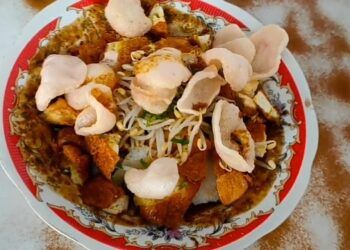 Menggoyang lidah ketika Tahu Lontong Lonceng disajikan. (Foto: Feni Yusnia/Tugu Jatim)