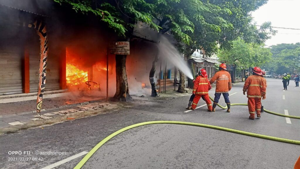 Petugas pemadam kebakaran saat memadamkan api di toko helm, dekat Stasiun Kota Baru Malang. (Foto: UPT Damkar Kota Malang/Tugu Jatim)