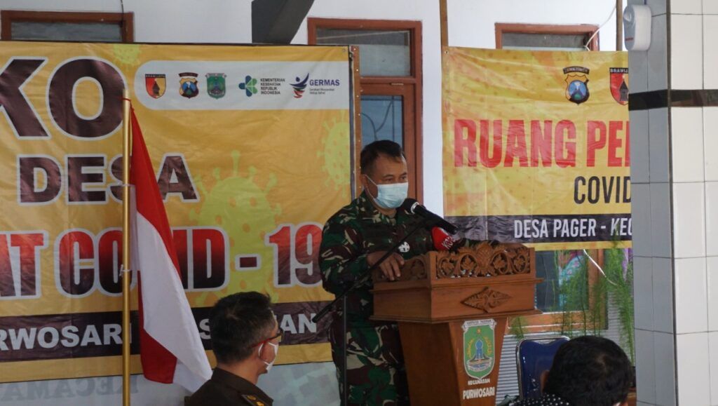 Kepala Staf Komando Daerah Militer V/Brawijaya (Kasdam) Brigjen TNI Agus Setiawan SE saat memberikan sambutan ketika mengunjungi posko PPKM mikro. (Foto: Dok/Tugu Jatim)