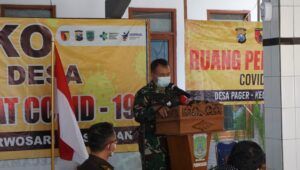 Brigadir Jenderal TNI Agus Setiawan Kunjungi Posko PPKM dan Bagikan 5.000 Masker di Pasuruan