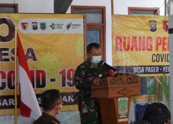 Kepala Staf Komando Daerah Militer V/Brawijaya (Kasdam) Brigjen TNI Agus Setiawan SE saat memberikan sambutan ketika mengunjungi posko PPKM mikro. (Foto: Dok/Tugu Jatim)