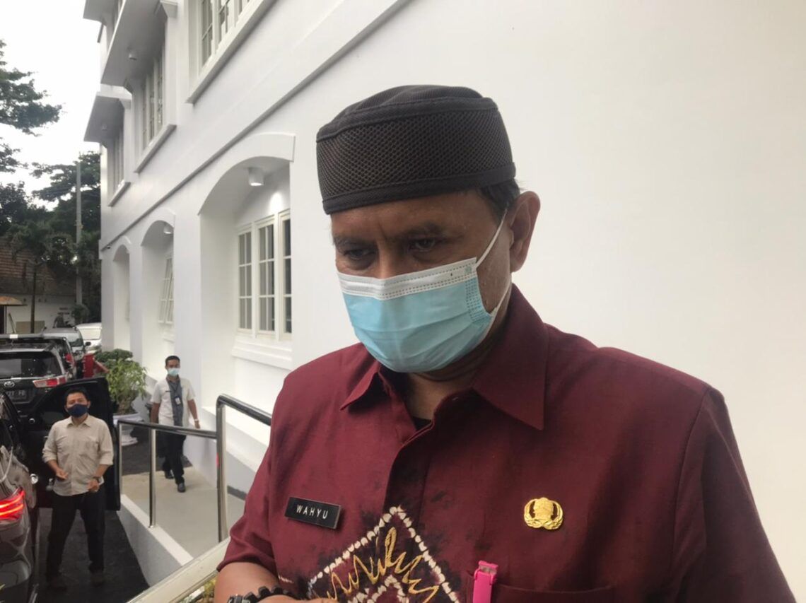 Plt Kepala Diskopindag Kota Malang Wahyu Setianto yang akan mengimpor cabe dari India dalam waktu dekat untuk menstabilkan harga. (Foto: Azmy/Tugu Jatim)