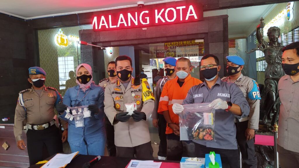 Kapolresta Malang Kota Kombes Pol Leonardus Simarmata saat konferensi pers soal kasus kurir sabu di Malang, Sabtu (27/02/2021). (Foto: Azmy/Tugu Jatim)