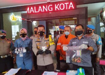 Kapolresta Malang Kota Kombes Pol Leonardus Simarmata saat konferensi pers soal kasus kurir sabu di Malang, Sabtu (27/02/2021). (Foto: Azmy/Tugu Jatim)