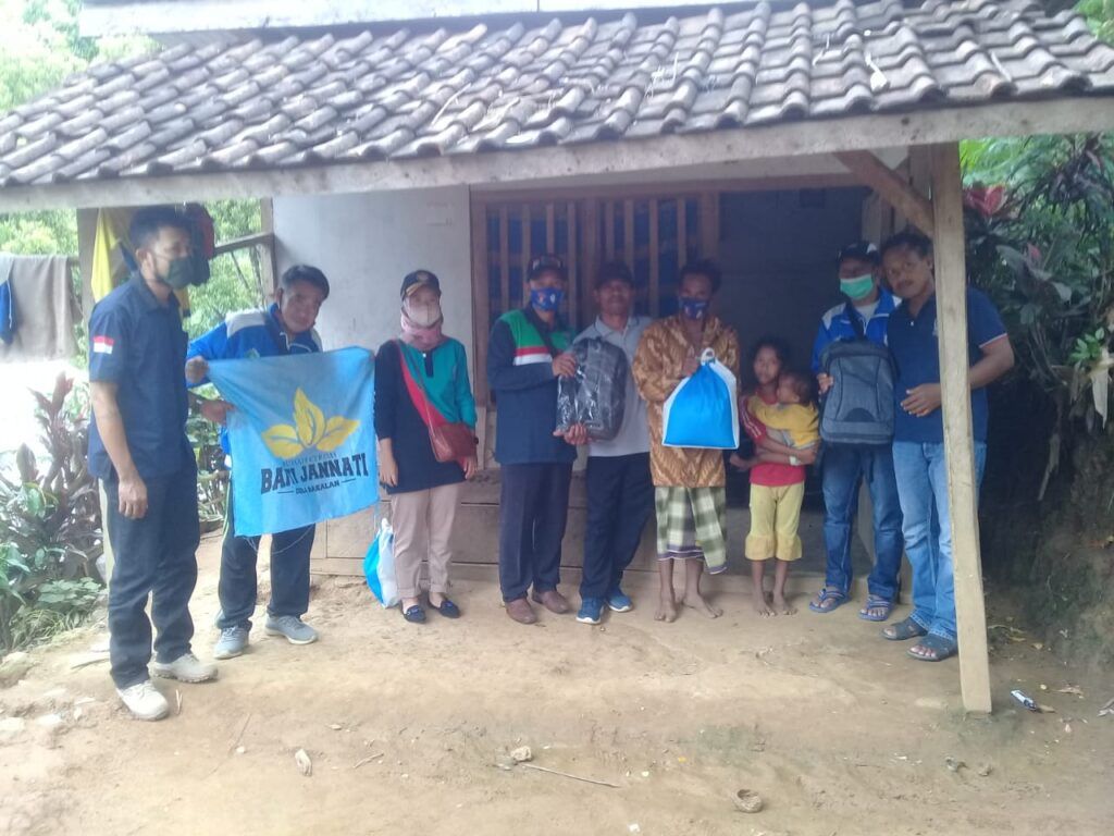 Yayasan Baitijannati bekerja sama dengan Karang Taruna Bowele, Kabupaten Malang, menyerahkan donasi kepada anak yatim dan dhuafa. (Foto: Rap/Tugu Jatim)