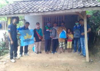 Yayasan Baitijannati bekerja sama dengan Karang Taruna Bowele, Kabupaten Malang, menyerahkan donasi kepada anak yatim dan dhuafa. (Foto: Rap/Tugu Jatim)