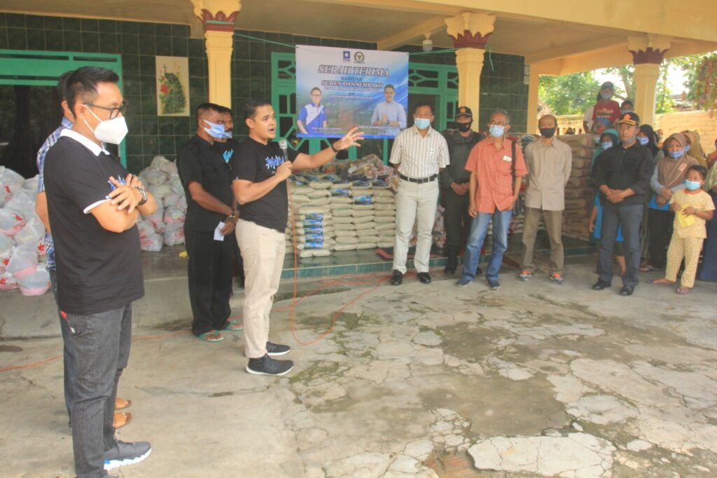 Ketua terpilih DPD PAN Nganjuk Abdul Hakim Bafagih atau Mas Hakim menggandeng Eko Patrio untuk menyalurkan bantuan kepada warga terdampak banjir dan longsor di Kabupaten Nganjuk. (Foto: Dok/Tugu Jatim)