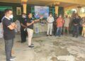 Ketua terpilih DPD PAN Nganjuk Abdul Hakim Bafagih atau Mas Hakim menggandeng Eko Patrio untuk menyalurkan bantuan kepada warga terdampak banjir dan longsor di Kabupaten Nganjuk. (Foto: Dok/Tugu Jatim)