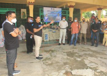 Ketua terpilih DPD PAN Nganjuk Abdul Hakim Bafagih atau Mas Hakim menggandeng Eko Patrio untuk menyalurkan bantuan kepada warga terdampak banjir dan longsor di Kabupaten Nganjuk. (Foto: Dok/Tugu Jatim)