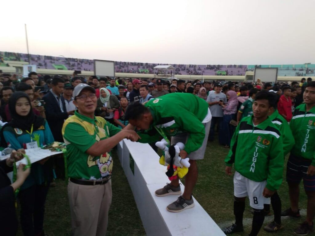 Bupati Tuban H. Fathul Huda menyerahkan medali emas kepada atlet sepak bola Porprov VI Jatim 2019 yang sukses menundukkan Kabupaten Sidoarjo 2-1. (Foto: Rochim/Tugu Jatim)