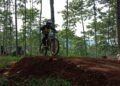Gery Alfadi di nomor Men Pra Youth Downhill saat melakukan jumping. (Foto: Humas KONI Tuban/Tugu Jatim)