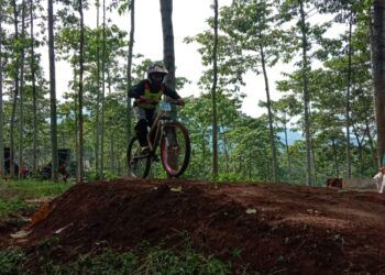 Gery Alfadi di nomor Men Pra Youth Downhill saat melakukan jumping. (Foto: Humas KONI Tuban/Tugu Jatim)