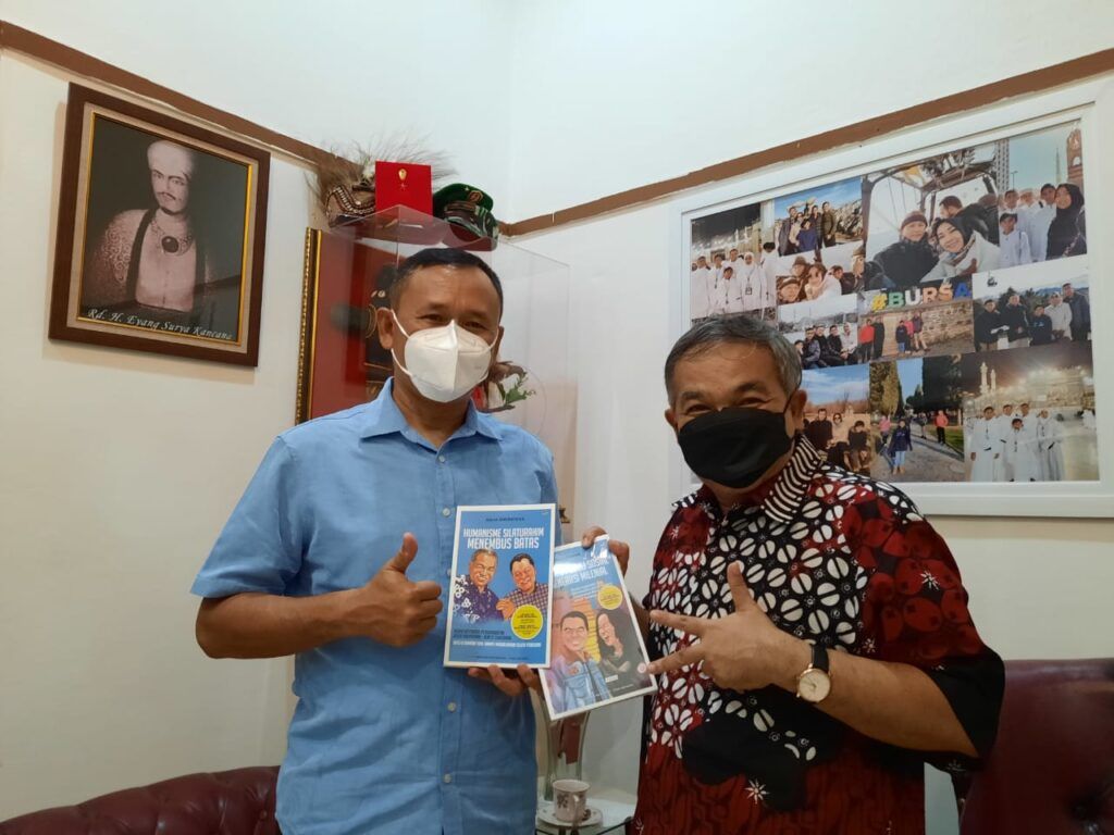 Pakar Komunikasi dan Motivator Nasional Dr Aqua Dwipayana memberikan buku karyanya kepada Danrem 061/Surya Kancana Bogor, Jawa Barat, Brigjen TNI Achmad Fauzi. (Foto: Dok/Tugu Jatim)