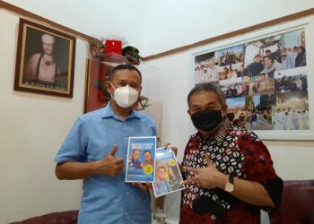 Pakar Komunikasi dan Motivator Nasional Dr Aqua Dwipayana memberikan buku karyanya kepada Danrem 061/Surya Kancana Bogor, Jawa Barat, Brigjen TNI Achmad Fauzi. (Foto: Dok/Tugu Jatim)