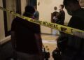 Petugas kepolisian memberikan police line di lokasi pembunuhan, tepatnya di Hotel Lotus Kediri. (Foto: Noe/Tugu Jatim)