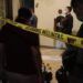 Petugas kepolisian memberikan police line di lokasi pembunuhan, tepatnya di Hotel Lotus Kediri. (Foto: Noe/Tugu Jatim)
