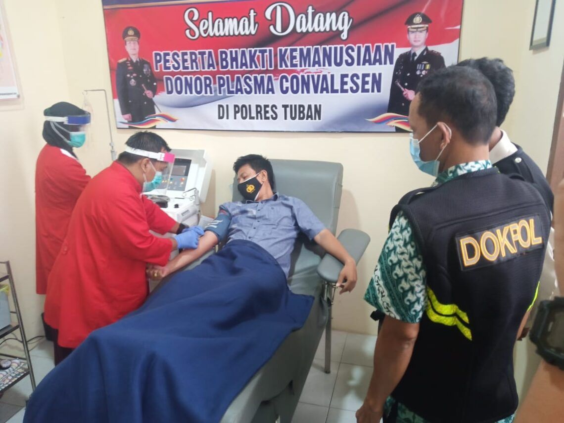 Lolos Screening, 3 Anggota Polres Tuban: Jadi Pendonor Plasma Konvalesen Itu Tak Sakit! 1 Bripka Agung Saputro saat melakukan donor plasma konvalesen di PMI Tuban setelah lolos screening. (Foto: Rochim/Tugu Jatim)